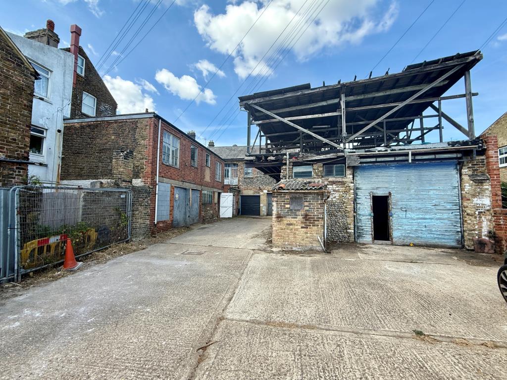 Lot: 162 - TOWN CENTRE BUILDERS YARD/WORKSHOPS WITH PLANNING FOR REDEVELOPMENT - Builders yard
